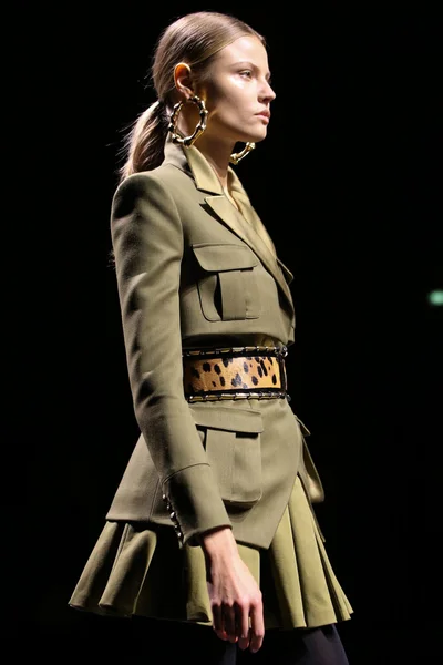 Look 100